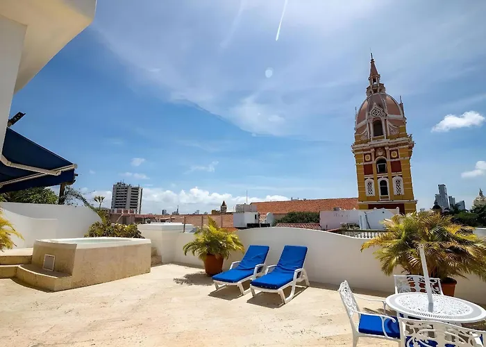 Edificio Ubicado En El Centro De La Ciudad Dentro De La Ciudad Amurallada Edificio Ayos